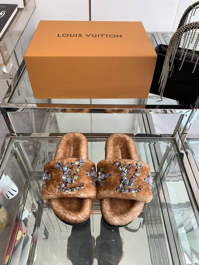 Lv 24Ss新款七彩钻羊毛拖鞋 纯皮毛一体打造！超温暖的感觉，穿上仿佛踩在云朵上 Lv经典老花装饰，精致高级！让这双毛拖身价陡增！鞋底是原版开模的eva发泡防